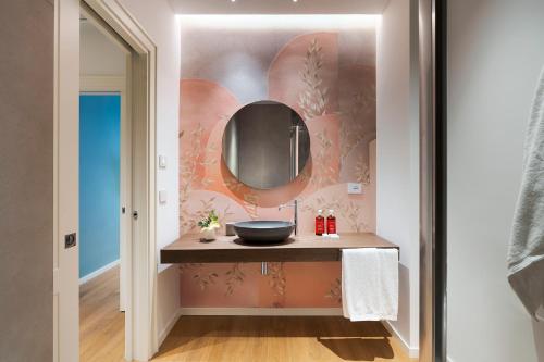 un bagno con lavandino e specchio di Elysium Boutique Apartments - Catania a Catania