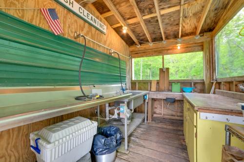 Fotografie z fotogalerie ubytování Dock and Beach Access Cedarville Lakefront Cabin 9 v destinaci Cedarville