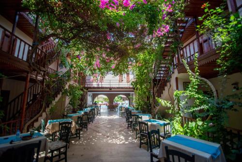 Ein Garten an der Unterkunft Konak Su Hotel
