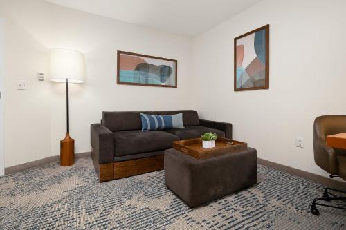 麦卡伦SpringHill Suites by Marriott McAllen Convention Center的带沙发和椅子的客厅