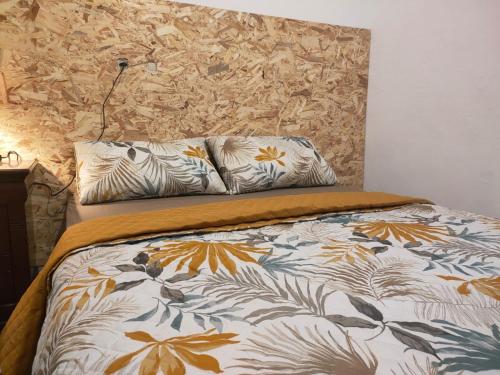 uma cama com dois travesseiros em cima em Dar sidi laghazi em Essaouira