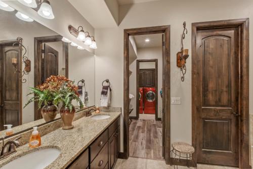 ein Badezimmer mit zwei Waschbecken und einem großen Spiegel in der Unterkunft 4098 Coral Ridge The 19th Hole in Coral Ridge, Near Golf Course, Firepit, Poker Set, Heated Pool in Washington