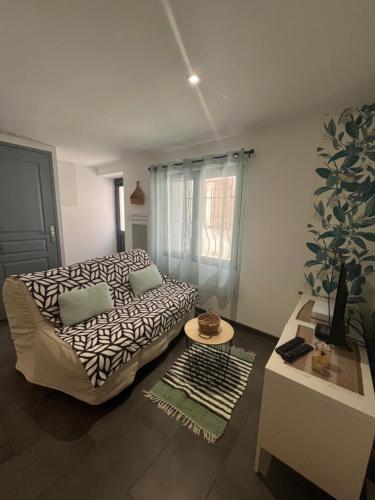 un salon avec un canapé et une table dans l'établissement Petite maison, à Carcassonne