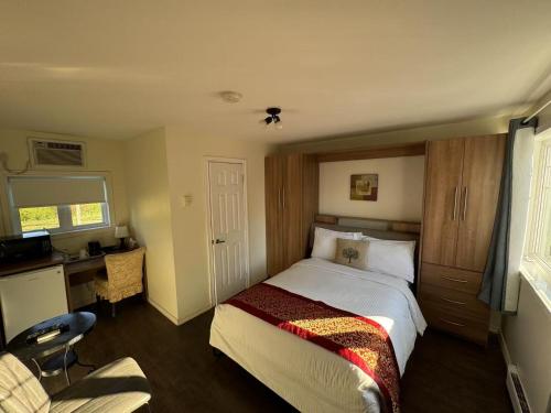 a bedroom with a bed and a desk and a chair at Objectif Santé in Longueuil