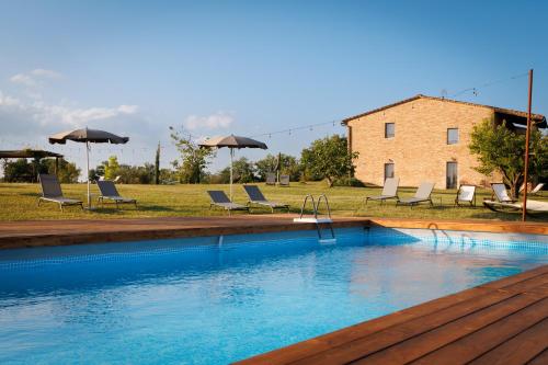 The swimming pool at or close to Tenuta La Santissima