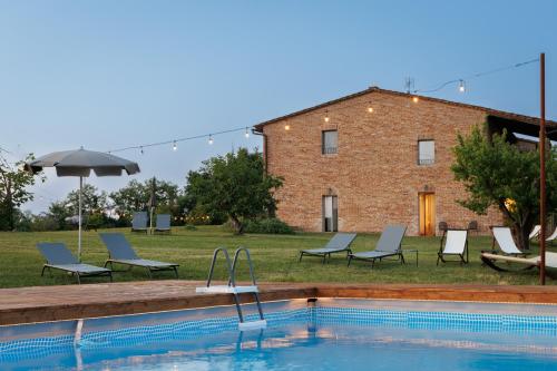 The swimming pool at or close to Tenuta La Santissima