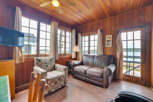 Ruang duduk di Les Cheneaux Islands Cabin 4 with Deck Pet Friendly