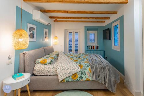 Schlafzimmer mit einem Bett und blauen Wänden in der Unterkunft Nido Blu - Vista Lago in Belgirate