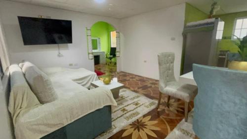 a living room with a couch and two chairs at Departamento amoblado Milagro in Milagro