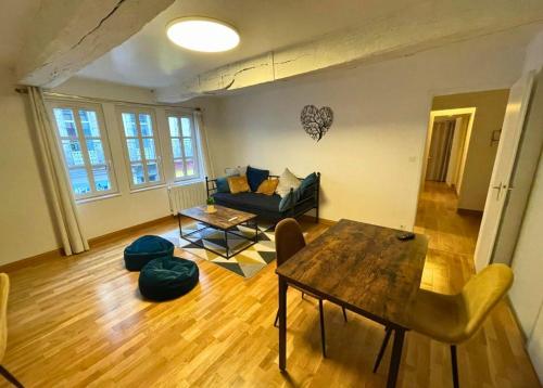 un salon avec une table et un canapé dans l'établissement Cosy T3 Vannes, à Vannes