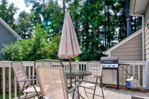 3 Beds, Kids Friendly Ranch,Jaccuzzi Tub,Walk to Food Lion,Restaurant, Keurig , sleep noise machine,,Crib,5Gにあるバルコニーまたはテラス