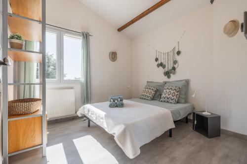a bedroom with a bed and a window at L'Oasis de rêve villa 5 chambre avec piscine in Pibrac
