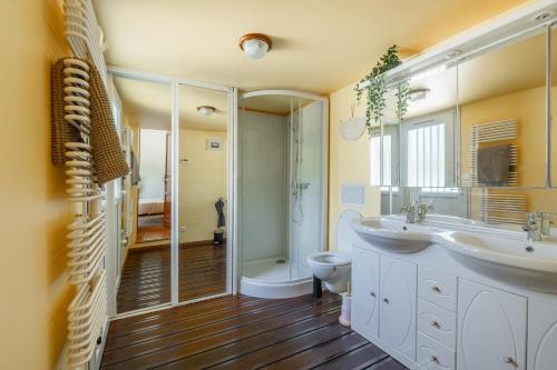a bathroom with two sinks and a shower at L'Oasis de rêve villa 5 chambre avec piscine in Pibrac