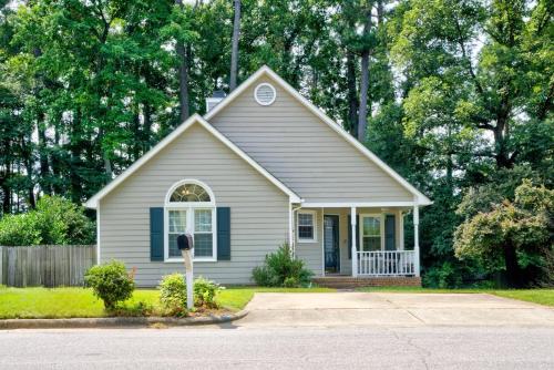 ケーリーにある3 Beds, Kids Friendly Ranch,Jaccuzzi Tub,Walk to Food Lion,Restaurant, Keurig , sleep noise machine,,Crib,5Gの青い扉のある小さな白い家