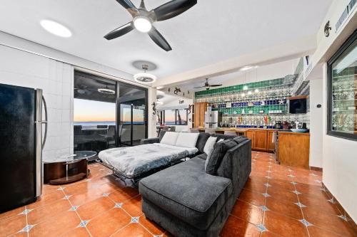 Ruang duduk di Las Gaviotas 2BR 2BA Ocean View 1st FL- 413