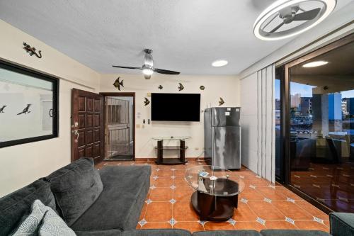Televisyen dan/atau pusat hiburan di Las Gaviotas 2BR 2BA Ocean View 1st FL- 413