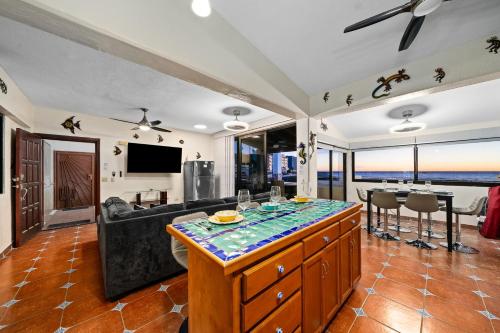 Televisyen dan/atau pusat hiburan di Las Gaviotas 2BR 2BA Ocean View 1st FL- 413