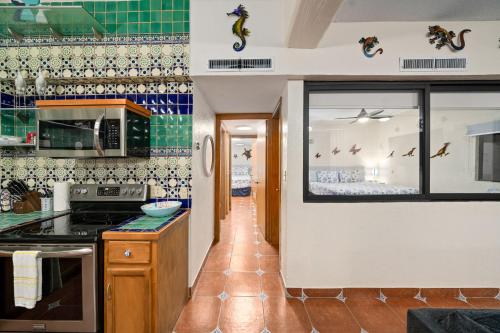 Dapur atau dapur kecil di Las Gaviotas 2BR 2BA Ocean View 1st FL- 413