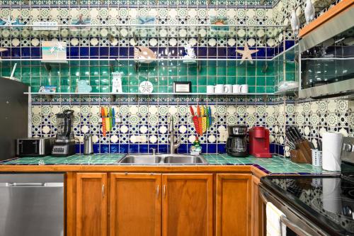 Dapur atau dapur kecil di Las Gaviotas 2BR 2BA Ocean View 1st FL- 413