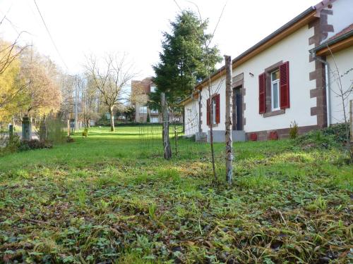 a yard next to a house with trees at Logis Hôtel Notre-Dame - restaurant ouvert midi et soir sauf dimanche soir in Danne-et-Quatre-Vents