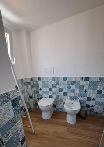 a bathroom with a toilet and a bidet at L'Angolo sul mare in Nicotera Marina