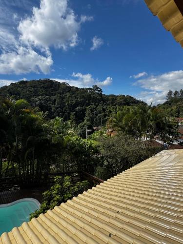 a view from the roof of a house with a mountain at Casa em Engenheiro Paulo de Frontin in Engenheiro Paulo de Frontin