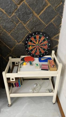 a white table with a dartboard on top of it at Casa em Engenheiro Paulo de Frontin in Engenheiro Paulo de Frontin