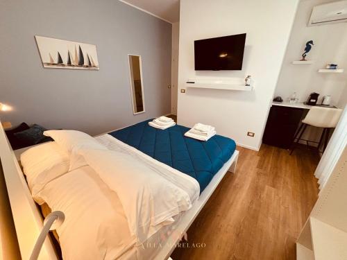 a hospital room with a bed and a tv at Villa Marelago Guest House in Lido Di Fondi