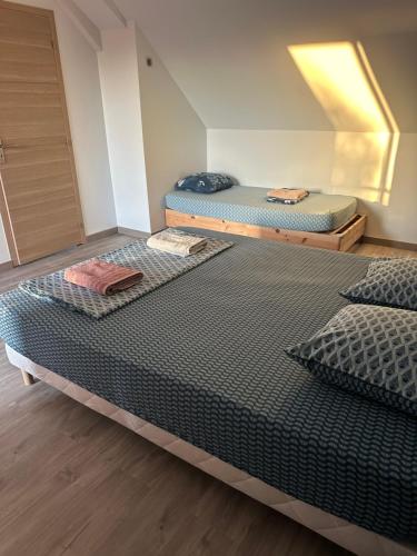 une chambre avec deux lits dans une pièce dans l'établissement La Résidence Degas 4 chambres, à Joué-lès-Tours