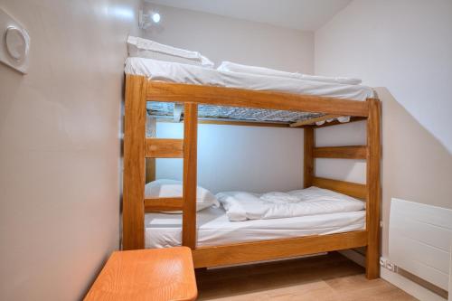 quelques lits superposés dans une chambre dans l'établissement CASTEL SAINT CLAIR Magnifique Studio plein centre avec Parking, à Deauville