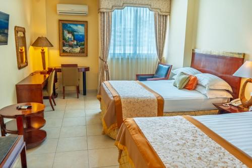 Postel nebo postele na pokoji v ubytování TOSCANA INN HOTEL