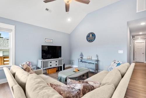 ein Wohnzimmer mit Couch und Fernseher in der Unterkunft Gull Point Too in Kill Devil Hills