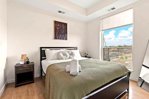 Ένα ή περισσότερα κρεβάτια σε δωμάτιο στο Cozy & Chic 1Bd In Downtown Minneapolis, Minutes From Minneapolis Convention Center & US Bank Arena