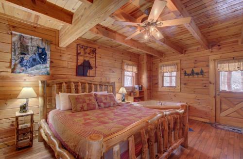 een slaapkamer met een bed in een blokhut bij Stunning views!Petfriendly22 with Pool table, Free tickets to Dollywood,Anakeesta,Aquarium &more in Sevierville
