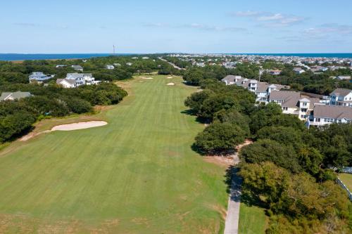 une vue aérienne d'un terrain de golf dans l'établissement Heaven On Seven, à Corolla