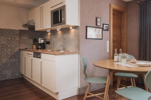 Una cocina o zona de cocina en Alpendomizil Zugspitze