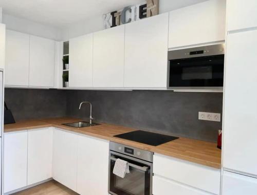 Kuchyň nebo kuchyňský kout v ubytování Modern apartment self check in bilbao center