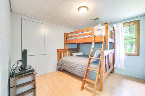 1 dormitorio con litera y TV en 16 Mi to Clear Lake State Park Secluded Cabin, en Atlanta