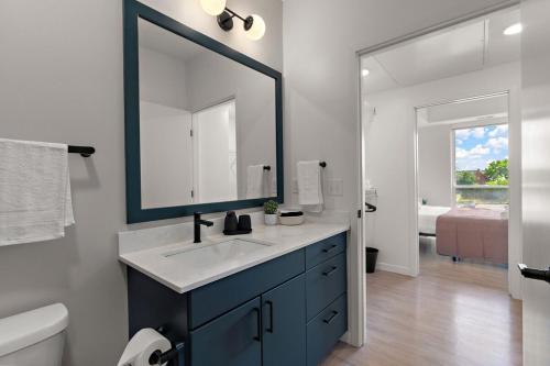 Ένα μπάνιο στο Stylish Luxury 1Bedroom In Downtown Minneapolis, Minutes From Minneapolis Convention Center & US Bank Arena