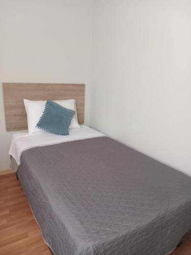 Giường trong phòng chung tại Arriendo Habitaciones Costa Norte