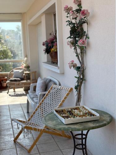 une table avec un vase de fleurs dessus dans l'établissement Magnifique emplacement pour ce joli f3, à Cavalaire-sur-Mer