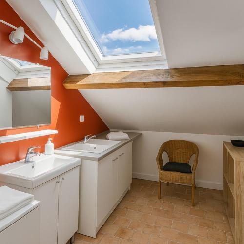 アンジェにあるÉlégante maison de charme 5 chambres et jardinのバスルーム(シンク2台、天窓付)