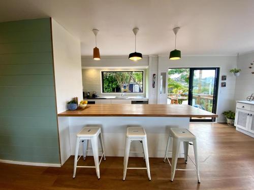 Η κουζίνα ή μικρή κουζίνα στο Family home - stunning sea views!