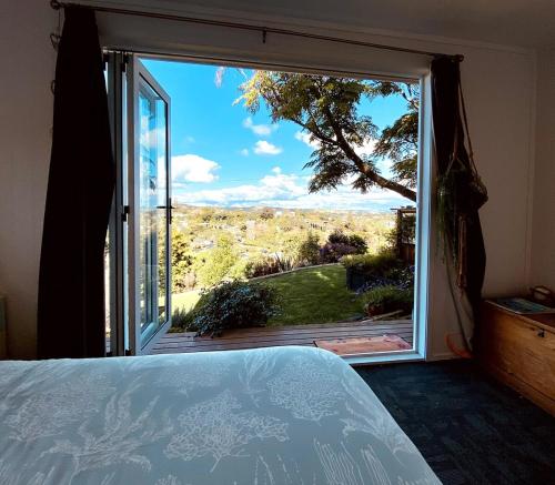 Ένα ή περισσότερα κρεβάτια σε δωμάτιο στο Family home - stunning sea views!