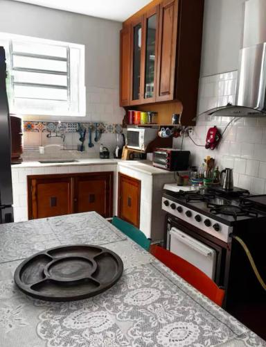 a kitchen with a table with a plate on the counter at Casa em Engenheiro Paulo de Frontin in Engenheiro Paulo de Frontin