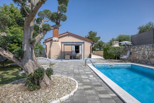 Romantic Studio Apartment with Private Pool