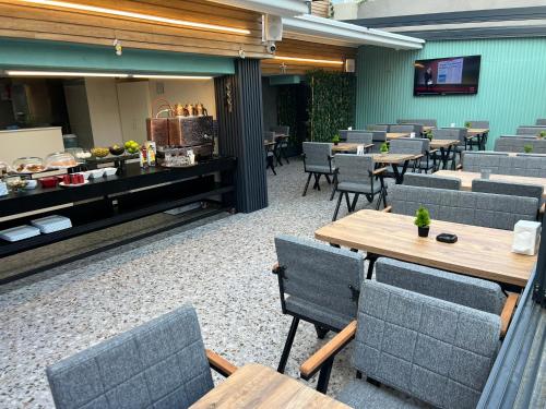 a restaurant with tables and chairs and a buffet at Ada Park Hotel in Kusadası