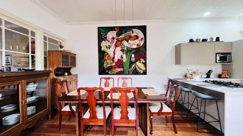 a kitchen with a table and chairs in a kitchen at Casa Botánica de Aranjuez in San José