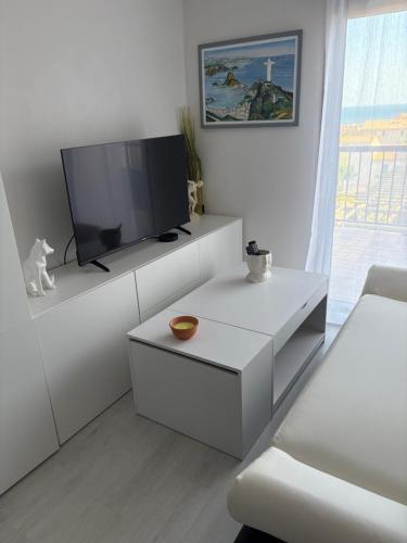 Televisyen dan/atau pusat hiburan di Magnifique appartement Duplex vue sur la mer