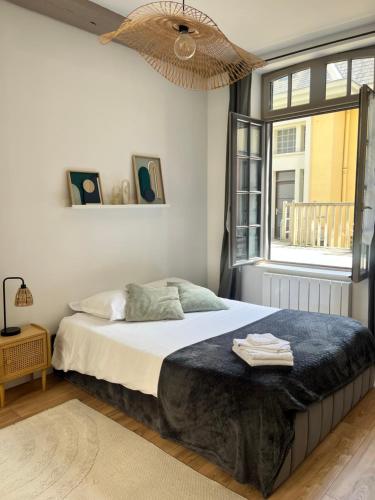 une chambre avec un lit et une fenêtre dans l'établissement Carré d or de Rouen vue sur la cathédrale, à Rouen
